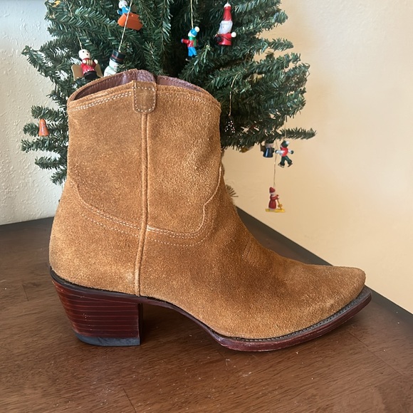 Tecovas “The Daisy” Ankle Snip Toe Bootie in Suede - Picture 3 of 5